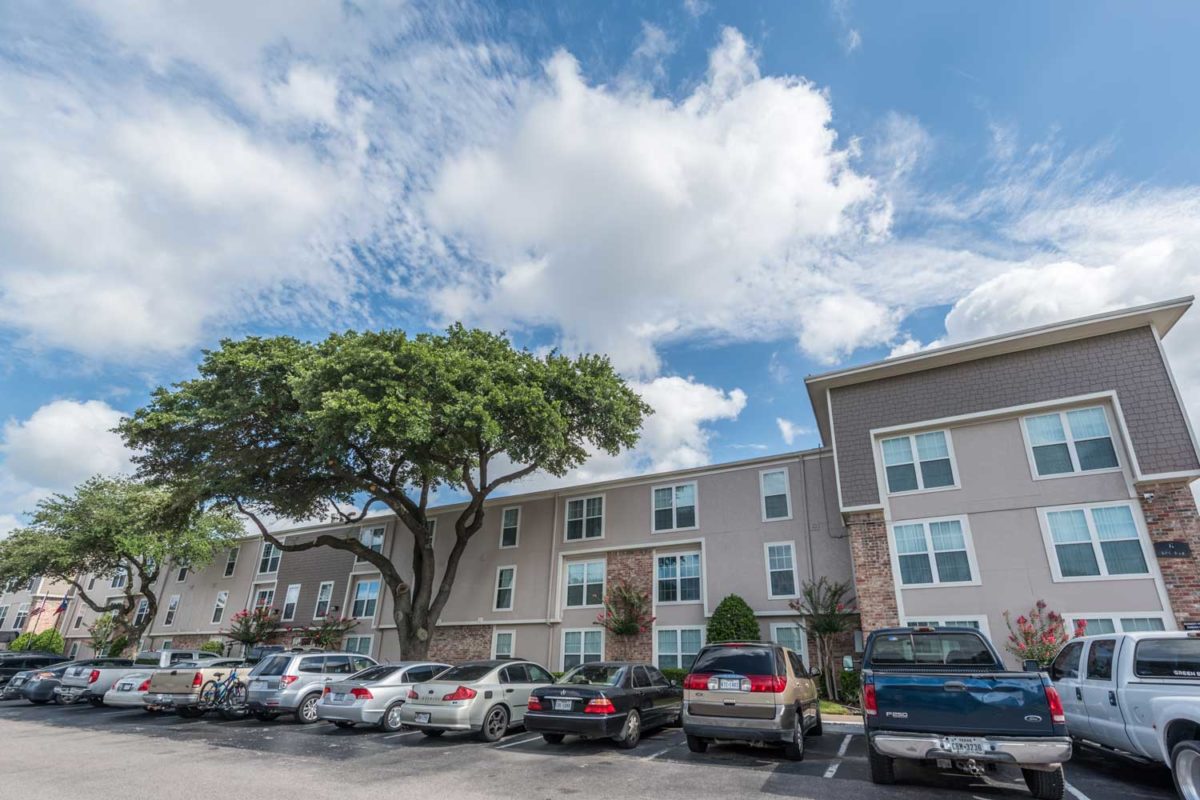 Castlewood_6.12.18_exterior4 Castlewood Apartments